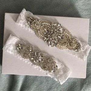 Calling Bride To Be- Brand New Garter Set in box💍